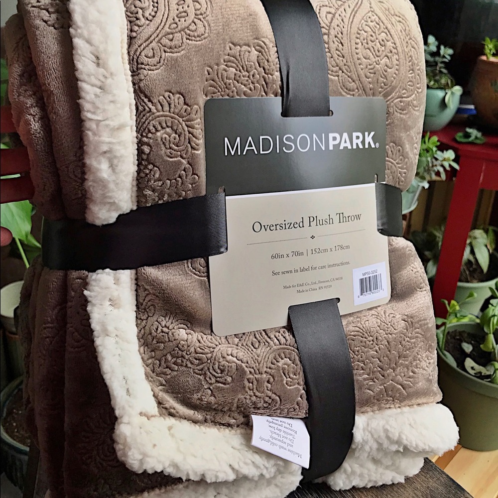 Oversized reversible embossed plush/berber throw - Picture 2 of 9